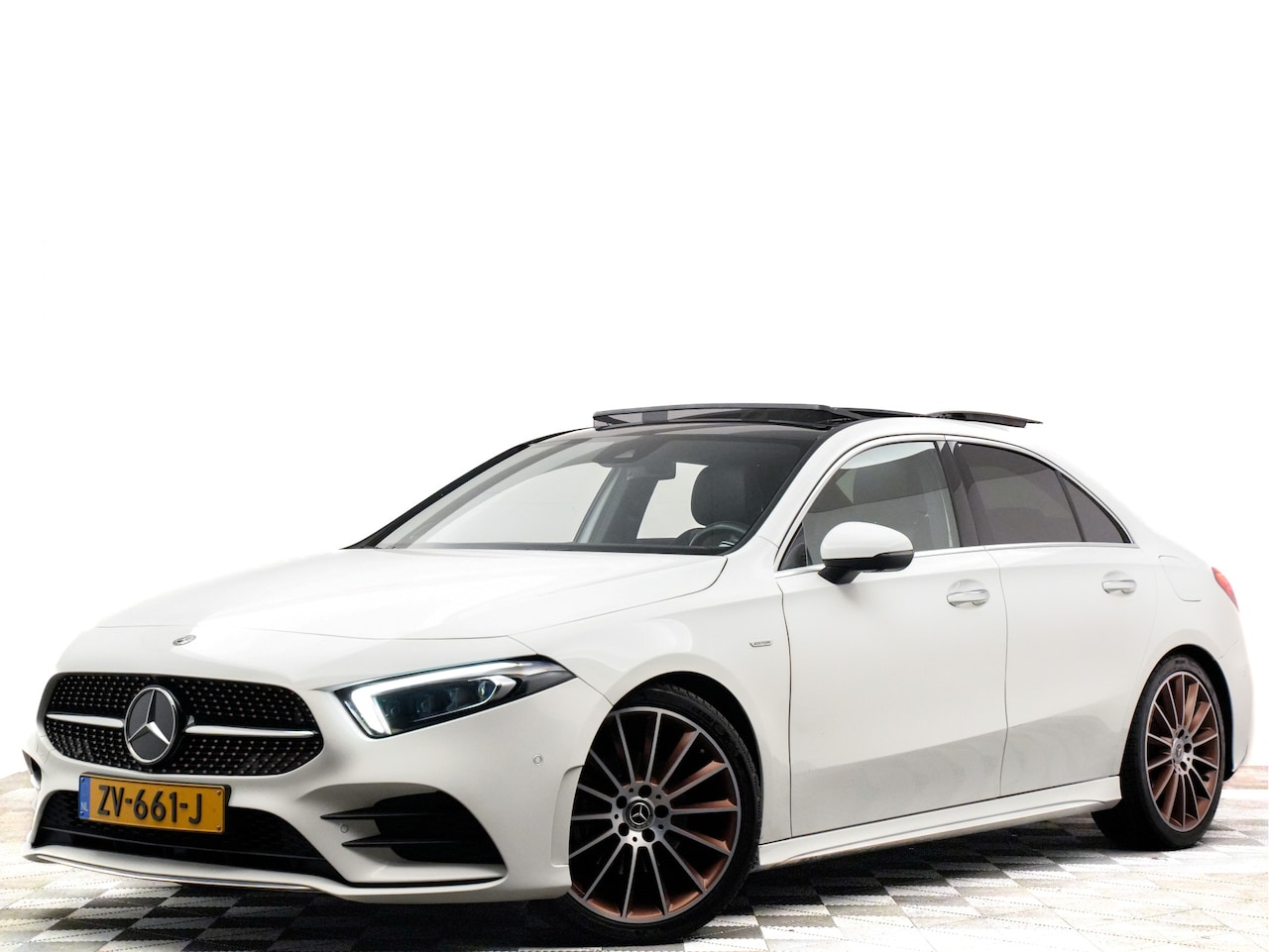 Mercedes-Benz A-klasse - 200 AMG Launch Edition Premium Plus (burmester,panodak,sfeerverlichting,360,memory) - AutoWereld.nl