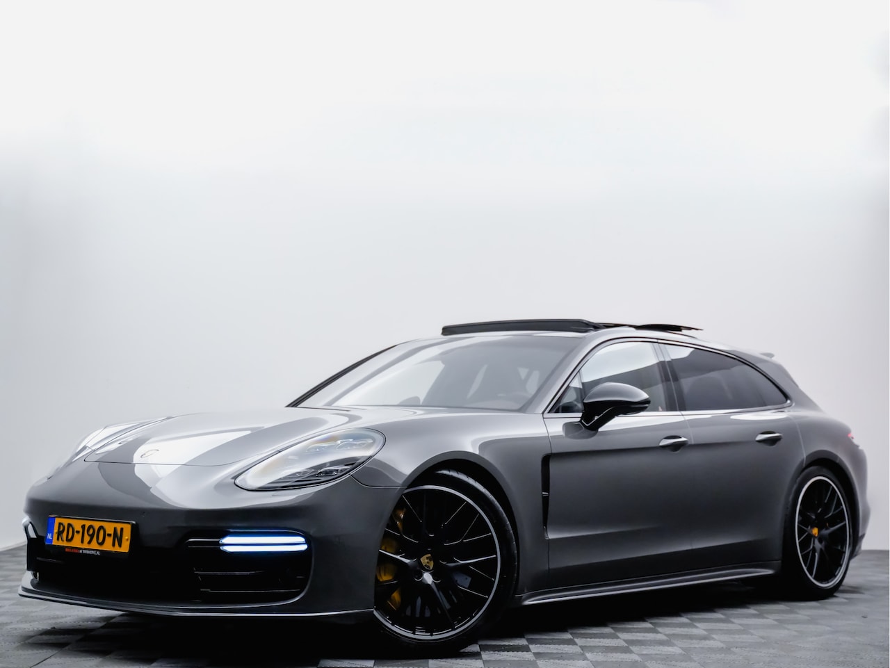 Porsche Panamera Sport Turismo - 4.0 Turbo 550pk (burmester,panodak,matrix,stoelventilatie,keramisch,carbon,360) - AutoWereld.nl