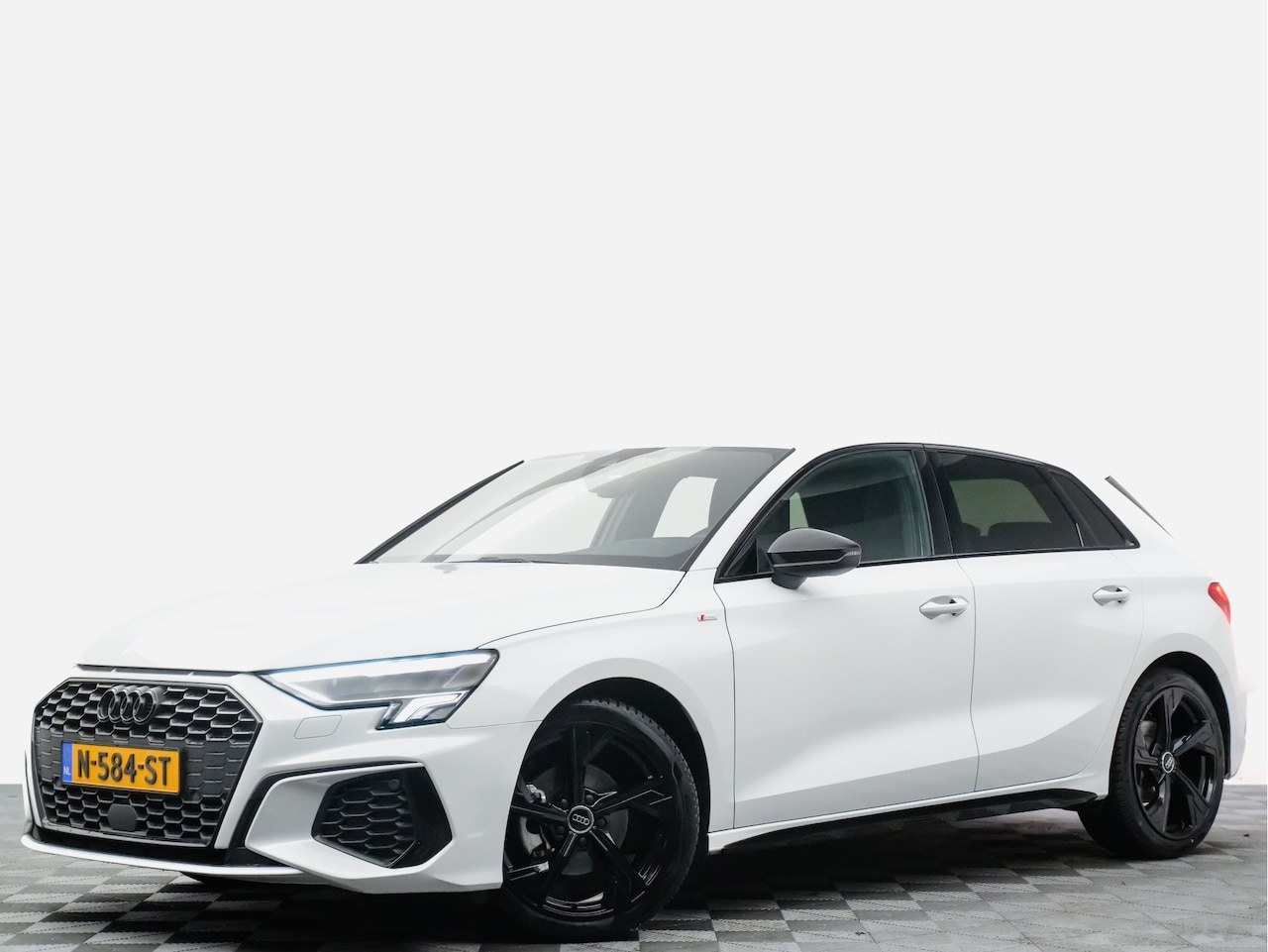 Audi A3 Sportback - HYBRID TFSI S edition Aut (sfeerverlichting,leer,camera,matrix) - AutoWereld.nl