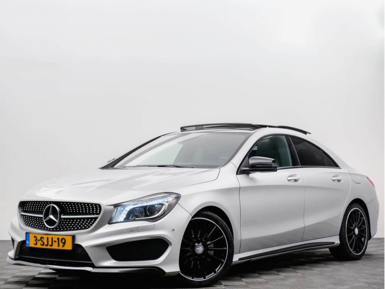 Mercedes-Benz CLA-Klasse - 250 AMG 211pk Night Edition (panodak,leer,harman kardon,xenon,navi) - AutoWereld.nl