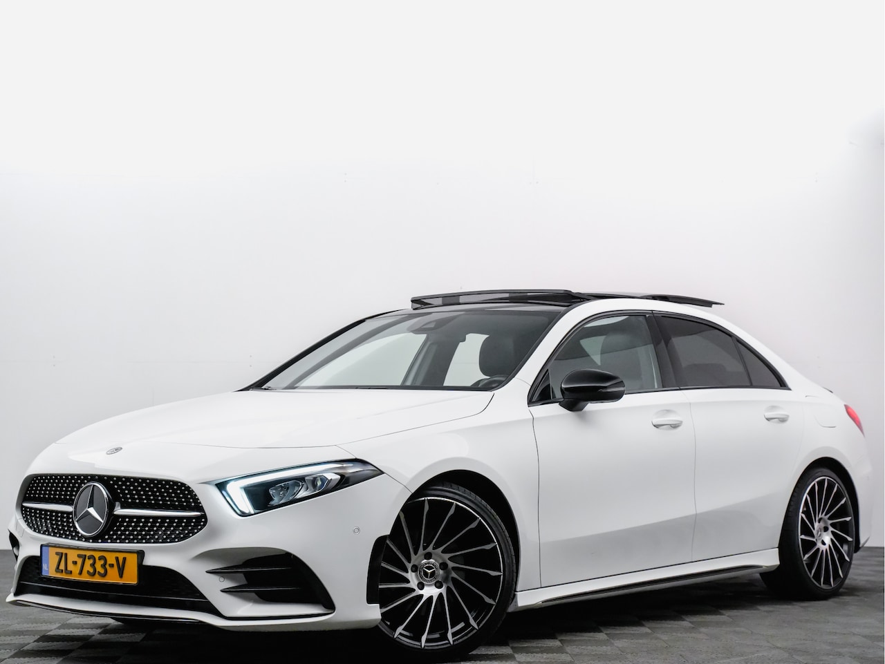 Mercedes-Benz A-klasse - 200 AMG Night Upgrade Bnss Sol (panodak,leer,matrix,led,360) - AutoWereld.nl