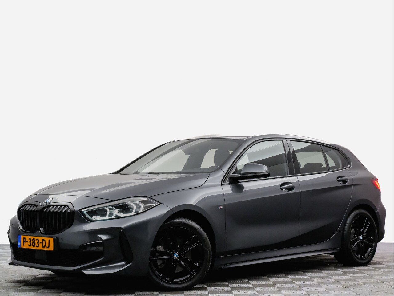 BMW 1-serie - Aut8 165pk M Performance (leer,navi,LED,sfeerverlichting) - AutoWereld.nl