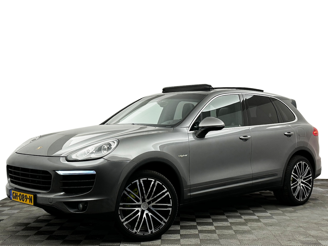 Porsche Cayenne - 3.0 S E-Hybrid 416pk (panodak,leer,LED,navi,luchtvering) - AutoWereld.nl