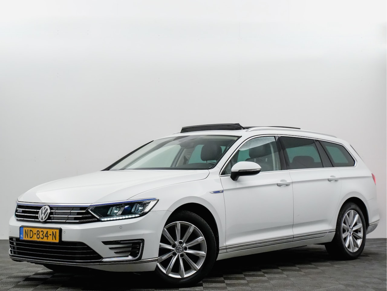 Volkswagen Passat Variant - 1.4 TSI GTE 215pk Highline (panodak,keyless,navi,leer,360,sfeerverlichting) - AutoWereld.nl