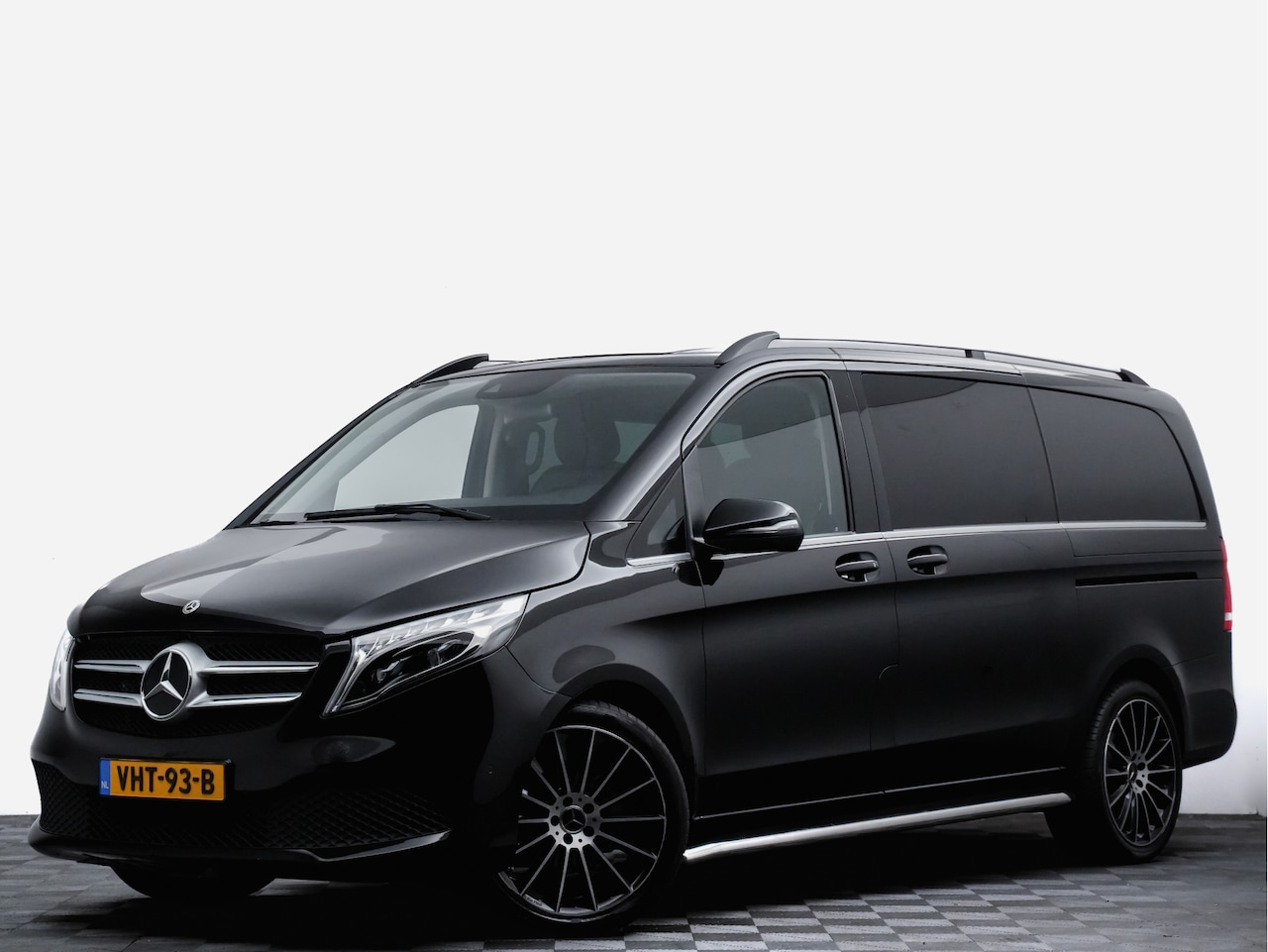 Mercedes-Benz V-klasse - AMG Lang Dubbele Cabine 165pk Aut9 (leer,navi,led,sfeerverlichting,camera,sidebars) - AutoWereld.nl