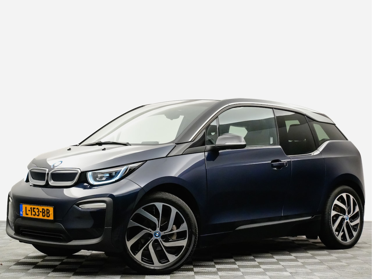 BMW i3 - Executive 170pk 120Ah 42 kWh (420 rijbereik,warmtepomp,LED,navi,carplay,20 inch) - AutoWereld.nl