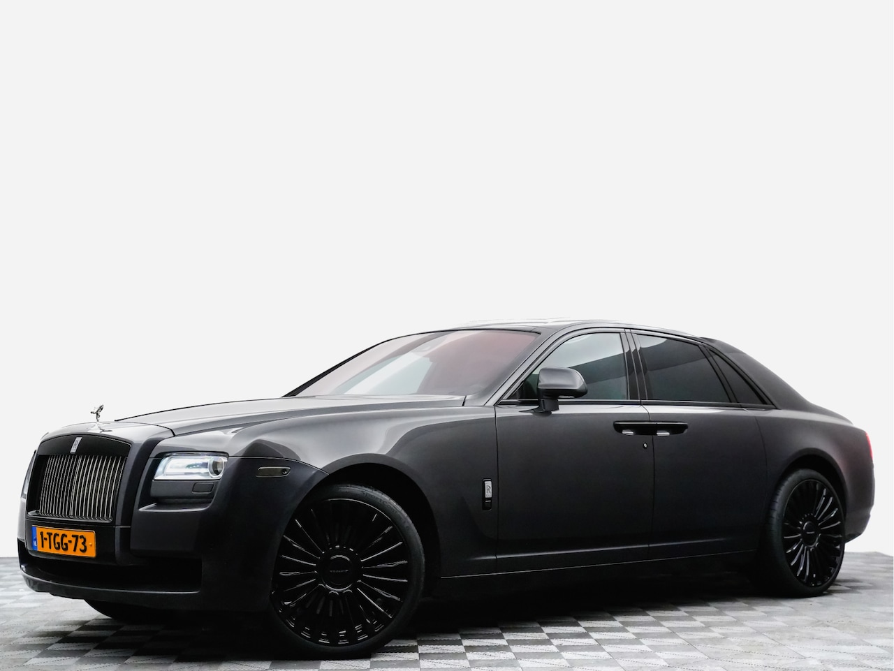 Rolls-Royce Ghost - 6.6 V12 575pk Mansory Black Edition (22 inch,panodak,dvd.tv,luchtvering,pianolak) - AutoWereld.nl