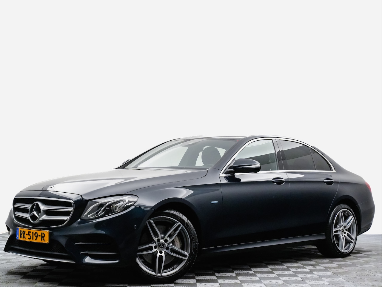 Mercedes-Benz E-klasse - 350 e AMG 300pk (LED,360,leer,sfeerverliching,keyless,widescreen) - AutoWereld.nl