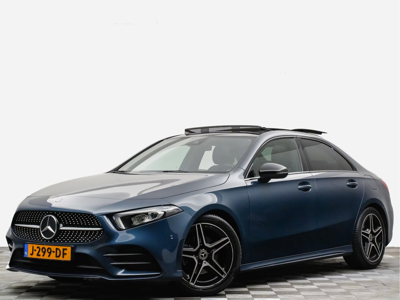 Mercedes-Benz A-klasse - AMG 180 Aut7 Premium Plus (burmester,360,sfeerverlichting,leer,panodak) - AutoWereld.nl