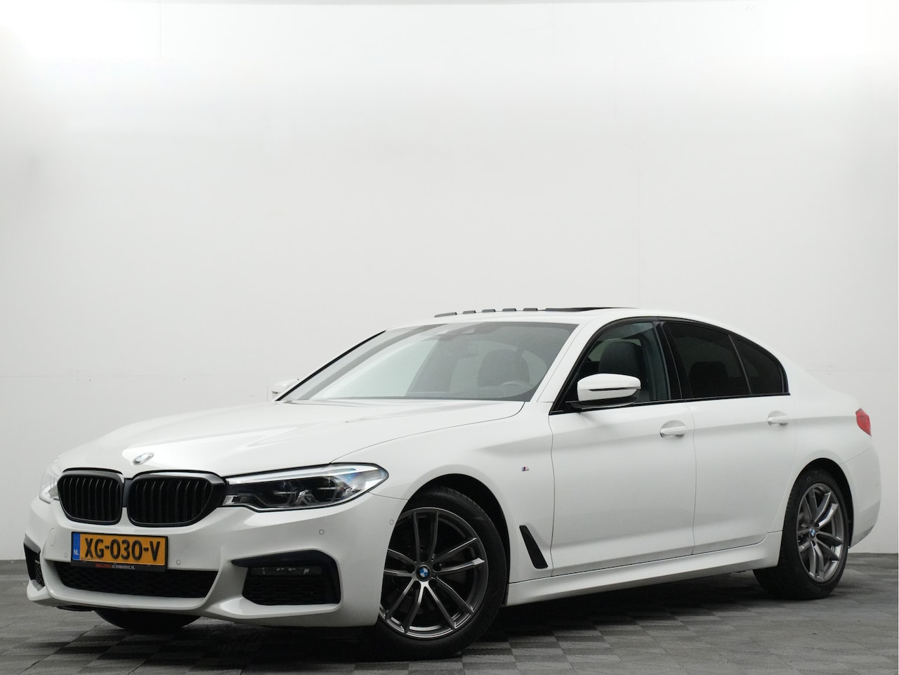 BMW 5-serie - 520i M-Sport Aut8 High Executive (head-up,harman kardon,360,panodak) - AutoWereld.nl