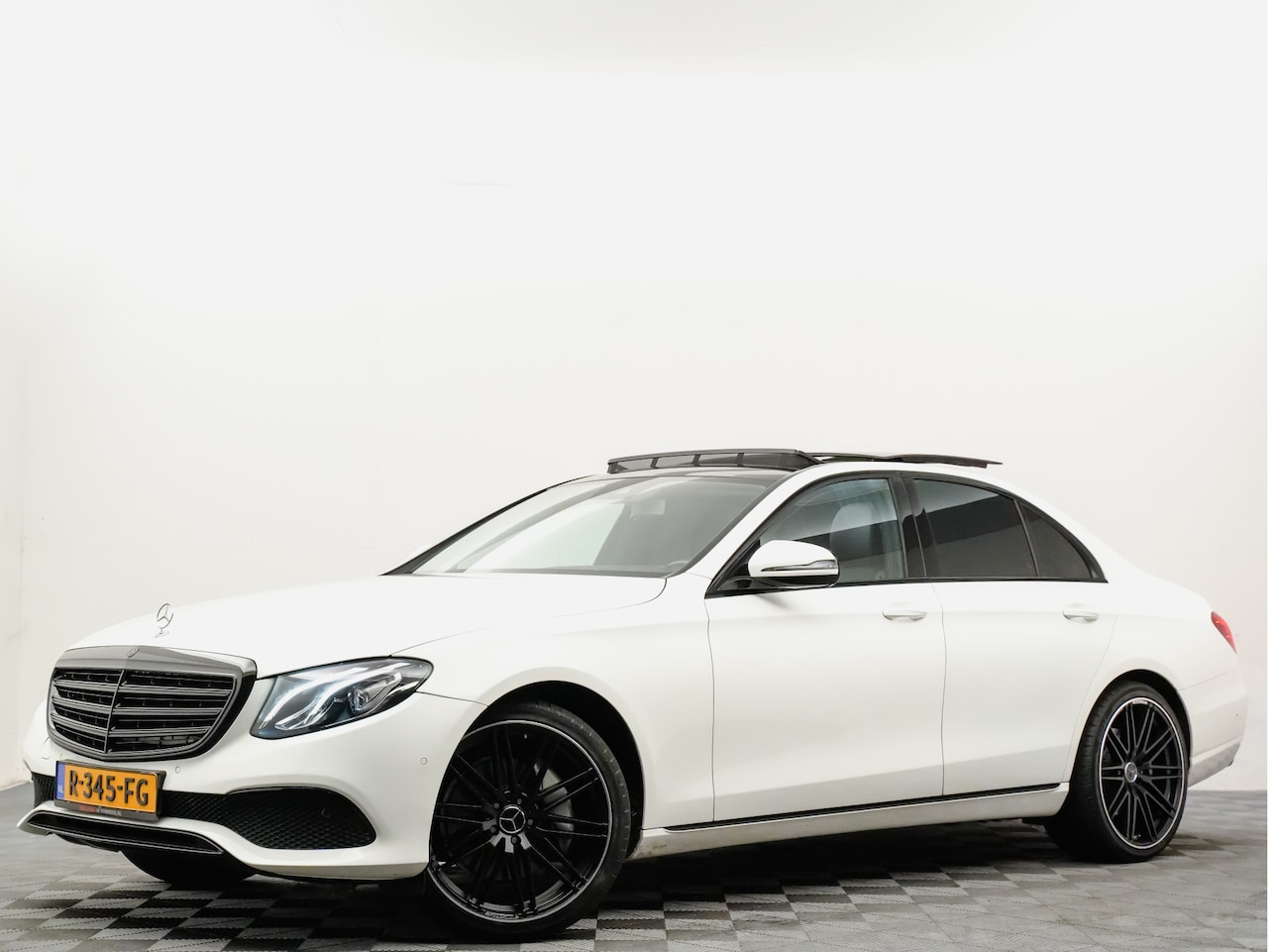 Mercedes-Benz E-klasse - 350 e Premium Plus Upgrade Edition (panodak,carbon,luchtvering,leer,matrix,sfeerverlichtin - AutoWereld.nl