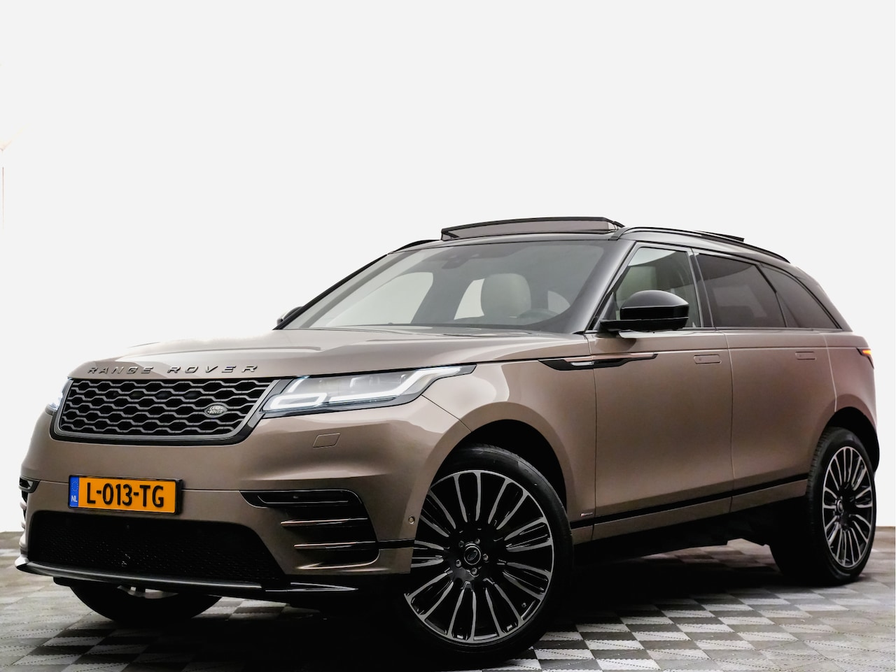 Land Rover Range Rover Velar - 2.0 Turbo I4 AWD R-Dynamic HSE (head-up,leer,panodak,laser,360) - AutoWereld.nl