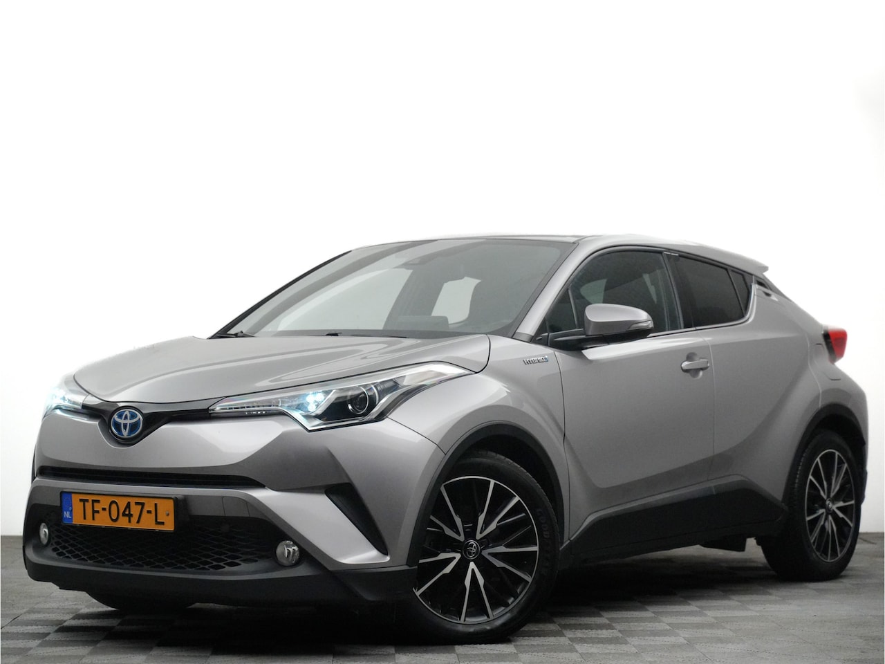 Toyota C-HR - 1.8 Hybid 170pk Dynamic (sfeerverlichting,keyless,360,LED,navi,clima) - AutoWereld.nl