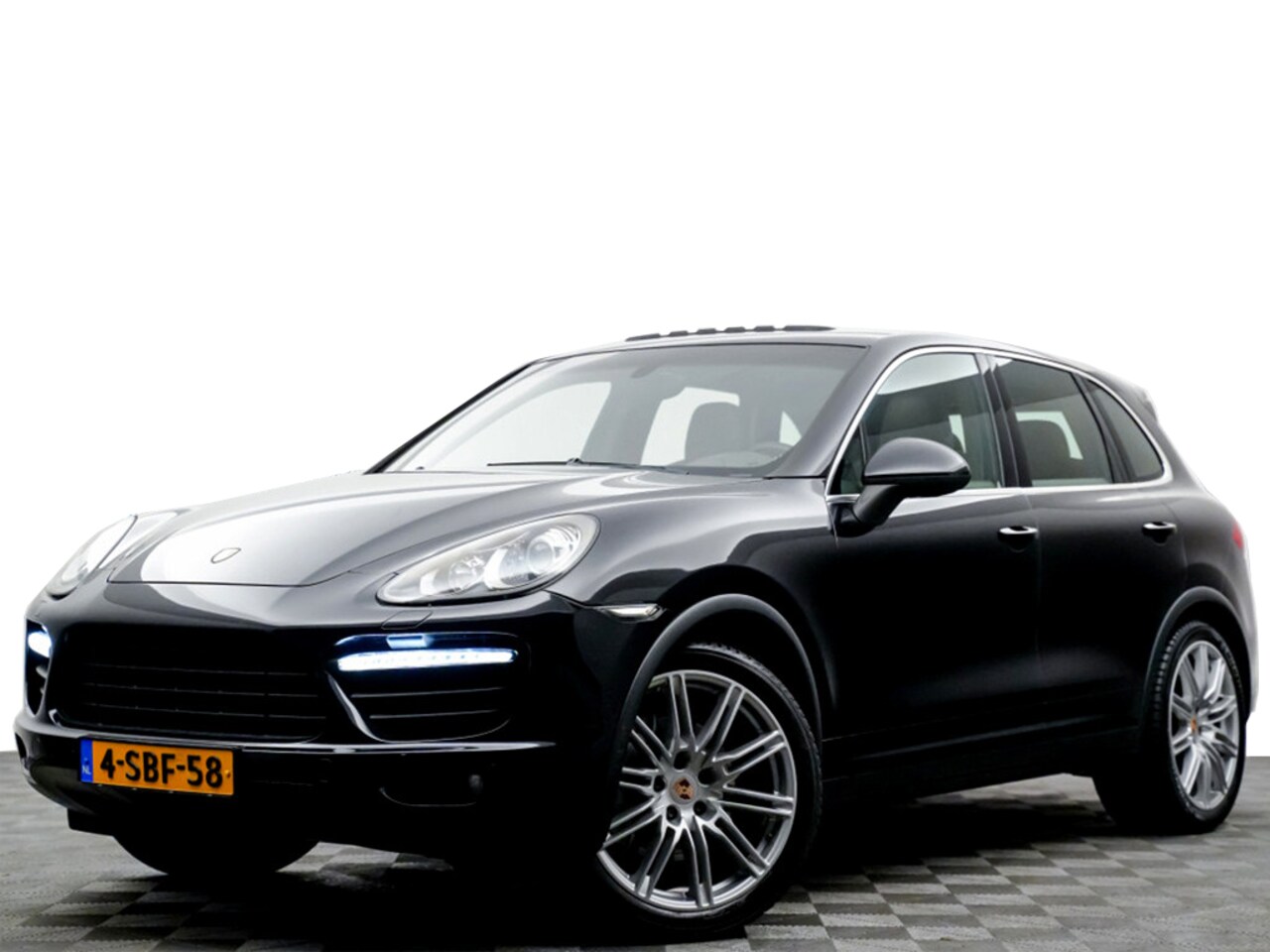 Porsche Cayenne - 4.2 S Platinum Edition 385pk (panodak,sportleer,bose,bi-xenon,360,luchtvering,navi) - AutoWereld.nl