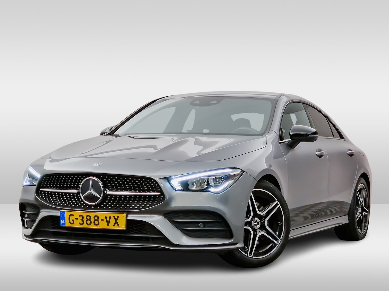 Mercedes-Benz CLA-Klasse - 200 AMG Aut9 165pk (sfeerverlichting,navi,LED,360,HUD) - AutoWereld.nl