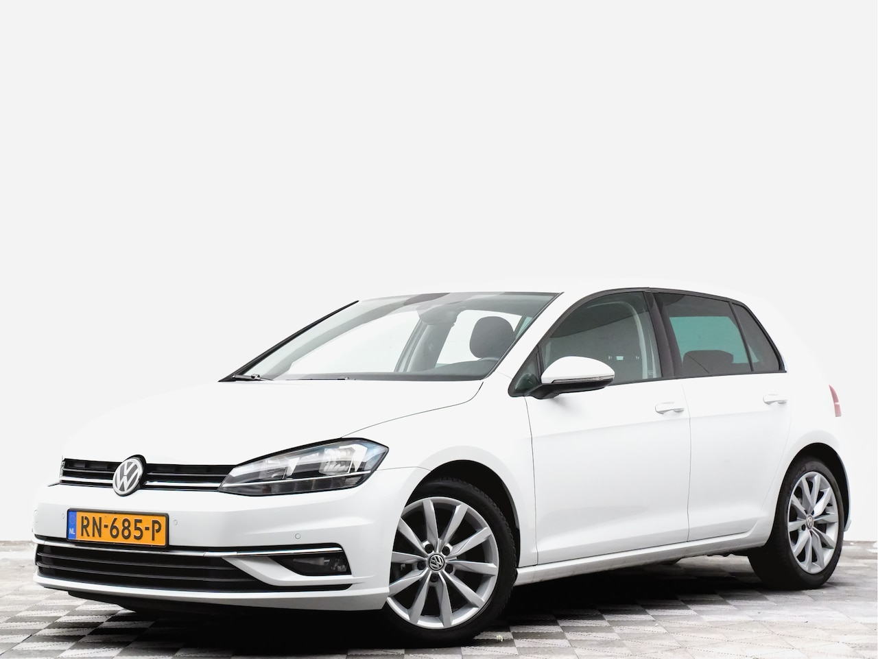 Volkswagen Golf - TSI 110pk DSG/Aut7 Highline (groot navi,vitrual dash,camera,alcantara,massage) - AutoWereld.nl