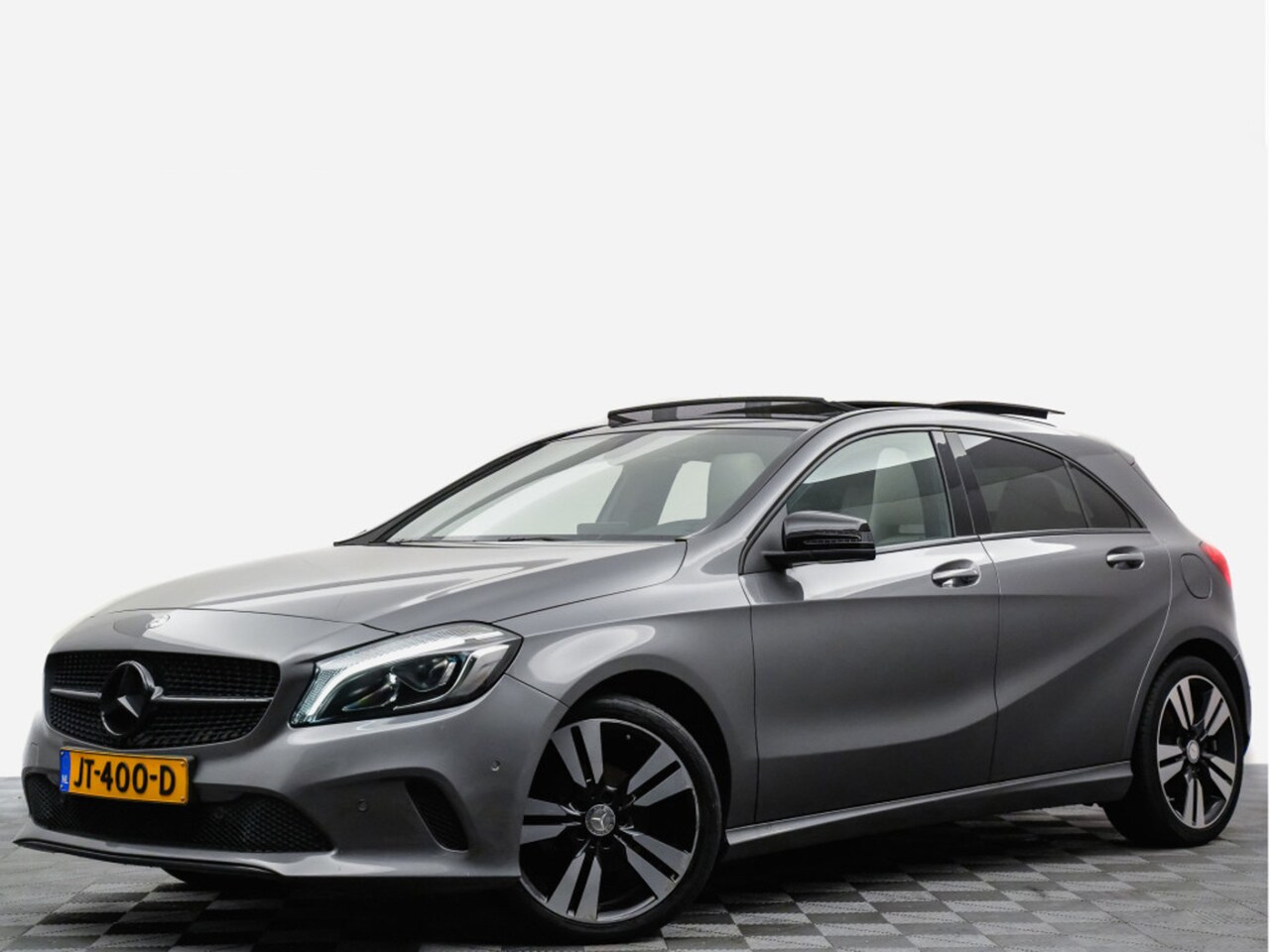 Mercedes-Benz A-klasse - AMG Night Edition Aut7 facelift (panodak,sfeerverlichting,leer,navi,led) - AutoWereld.nl