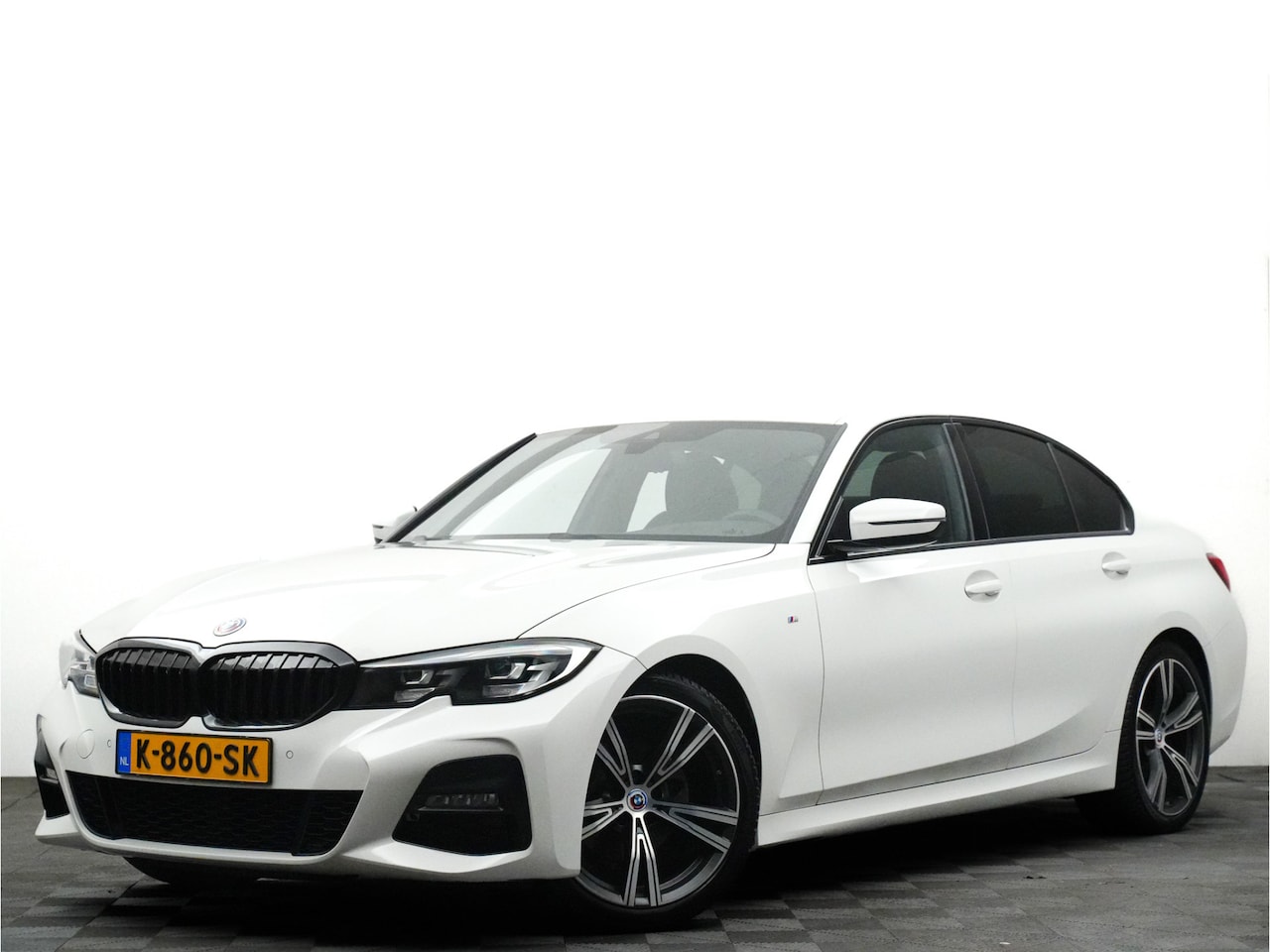 BMW 3-serie - 320i Aut8 M-Sport 185pk High Executive (sportleer,laser,keyless,360,carplay) - AutoWereld.nl