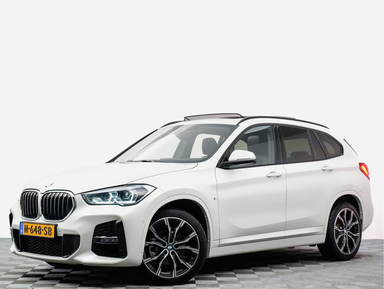 BMW X1 - xDrive20i 180pk Aut M Sport High Executive (panodak,sfeerverlichting,laser) - AutoWereld.nl