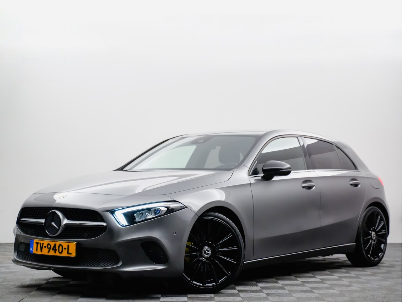 Mercedes-Benz A-klasse - 200 Aut9 164pk AMG Night Edition (widescreen,360,leer,LED) - AutoWereld.nl