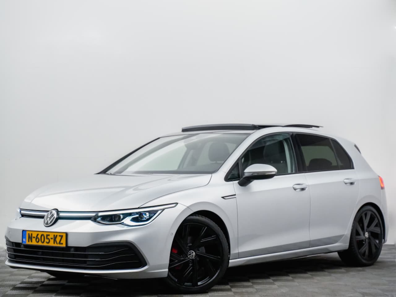 Volkswagen Golf Plus - 1.5 eTSI 165pk R-Style Plus (alcantara,panodak,IQ light,sfeerverlichting,360,full options) - AutoWereld.nl