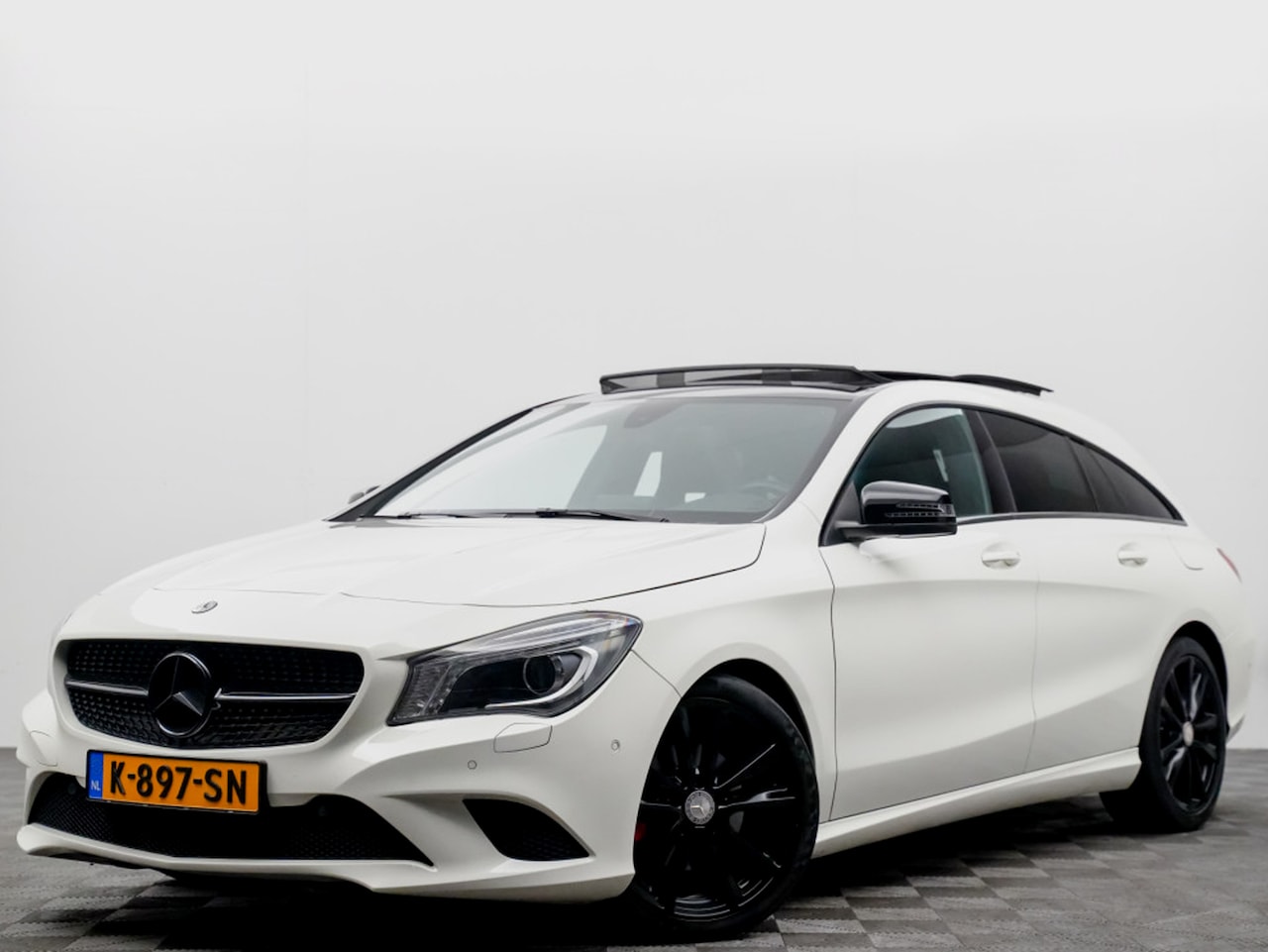 Mercedes-Benz CLA-klasse Shooting Brake - Aut9 Night Edition (panodak,leer,360,sfeerverlichting) - AutoWereld.nl