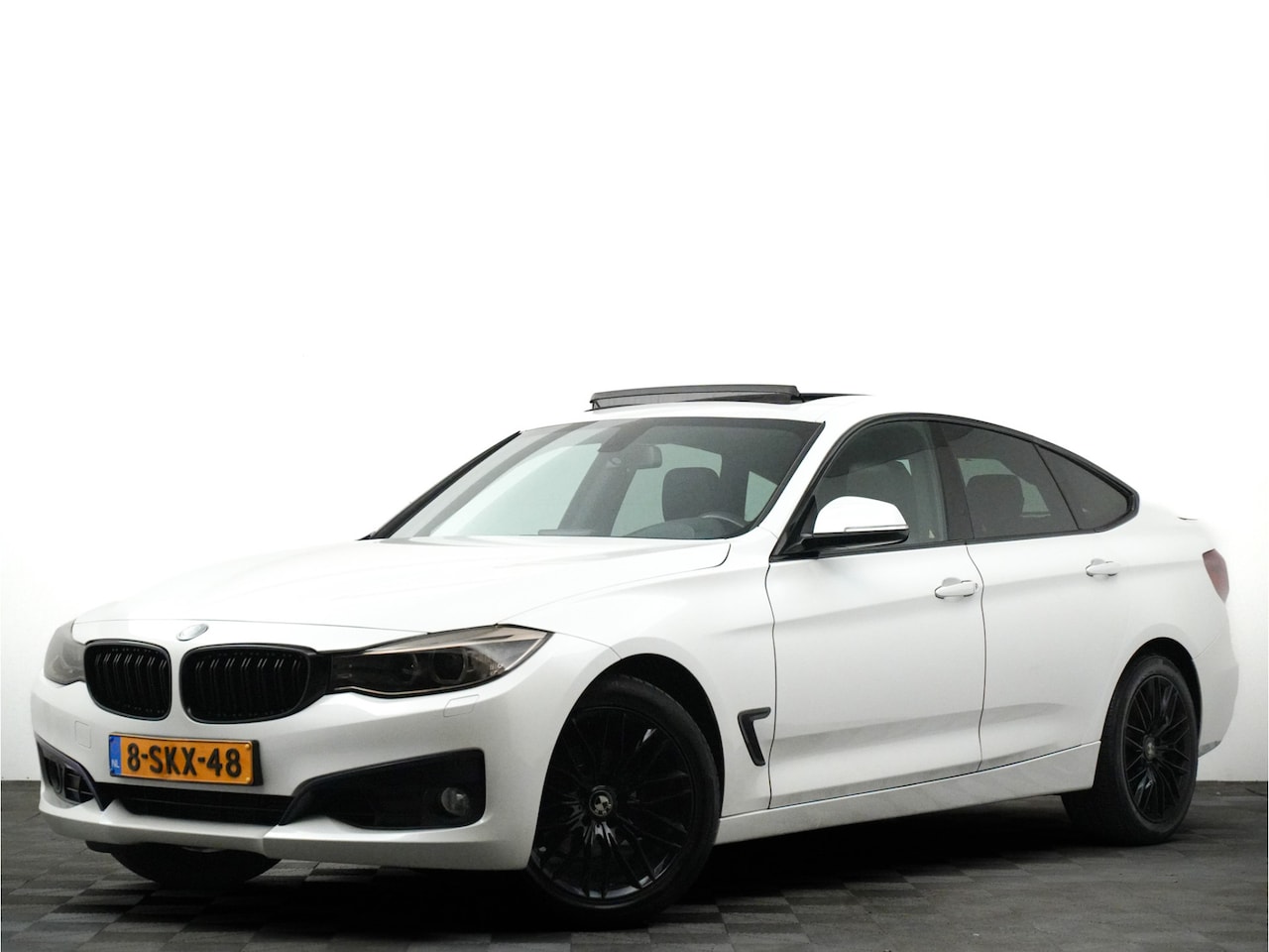 BMW 3-serie Gran Turismo - 320i Aut8 185pk High Executive M-Sport Black Optic (2e eigenaar, full options) - AutoWereld.nl