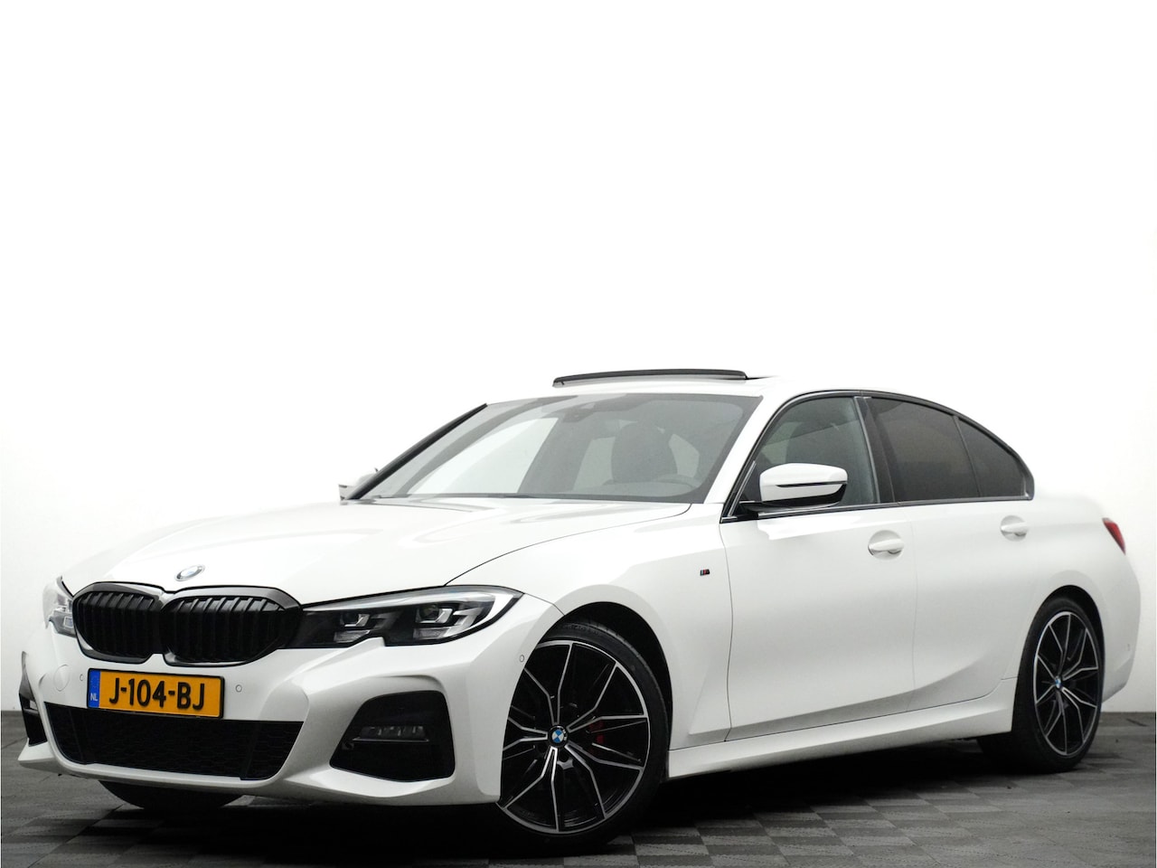 BMW 3-serie - 320i M-Sport High Exe (panodak,leer,laser,sfeerverlichting) - AutoWereld.nl