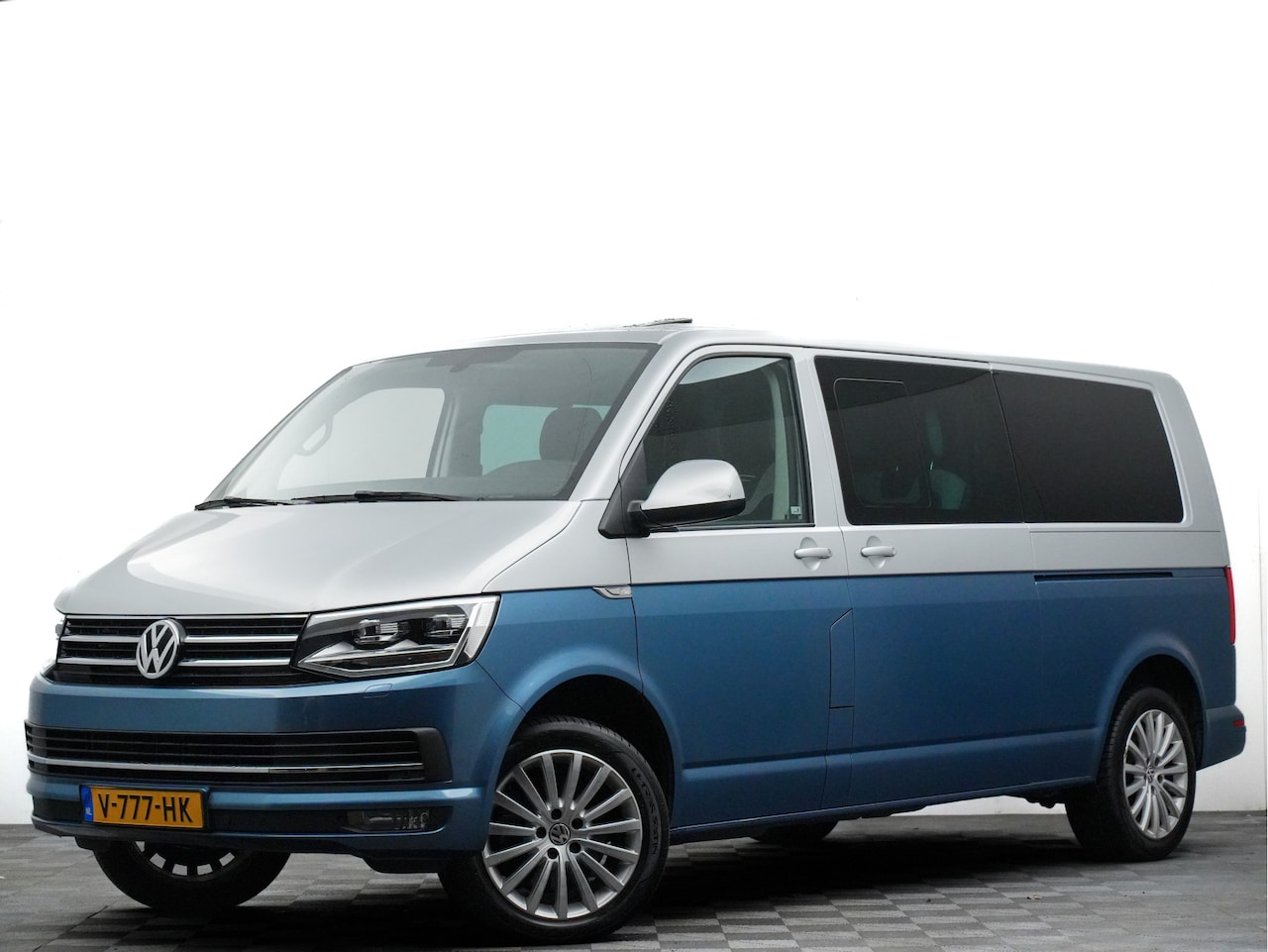 Volkswagen Transporter Caravelle - 2.0 TDI 204pk DSG 50th Edition(panodak,leer,matrix,360,carplay,2x schuifdeur) - AutoWereld.nl