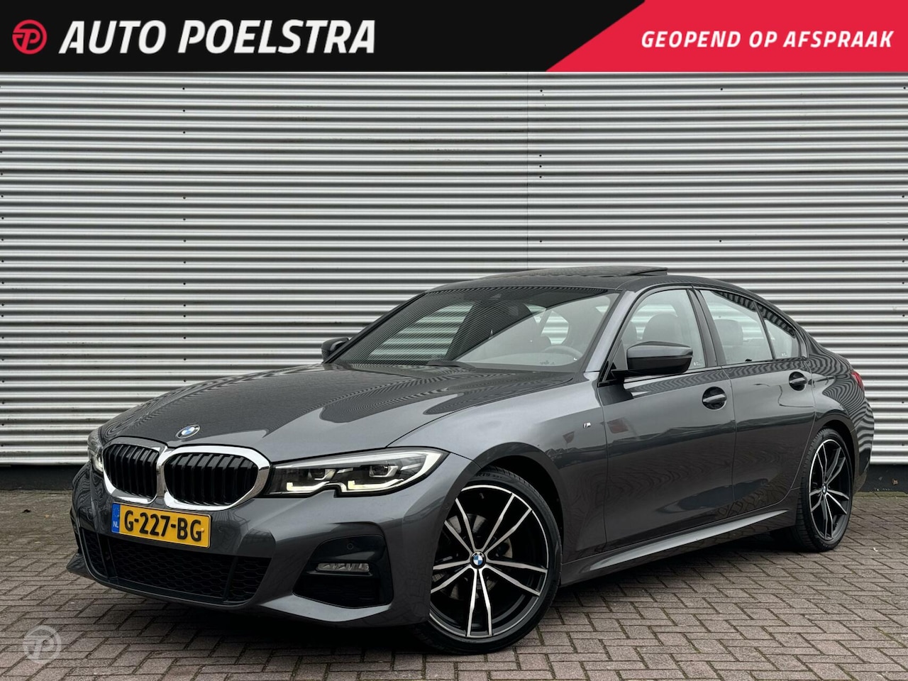 BMW 3-serie - 320i M Sport High Executive Edition Schuifdak Ambient Light - AutoWereld.nl