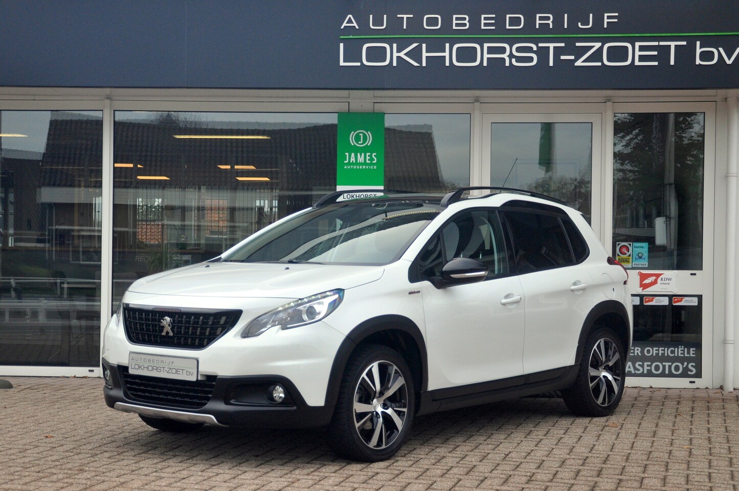 Peugeot 2008 - 1.2 PureTech GT-line | Panoramadak | Trekhaak | Eerste eigenaar - AutoWereld.nl