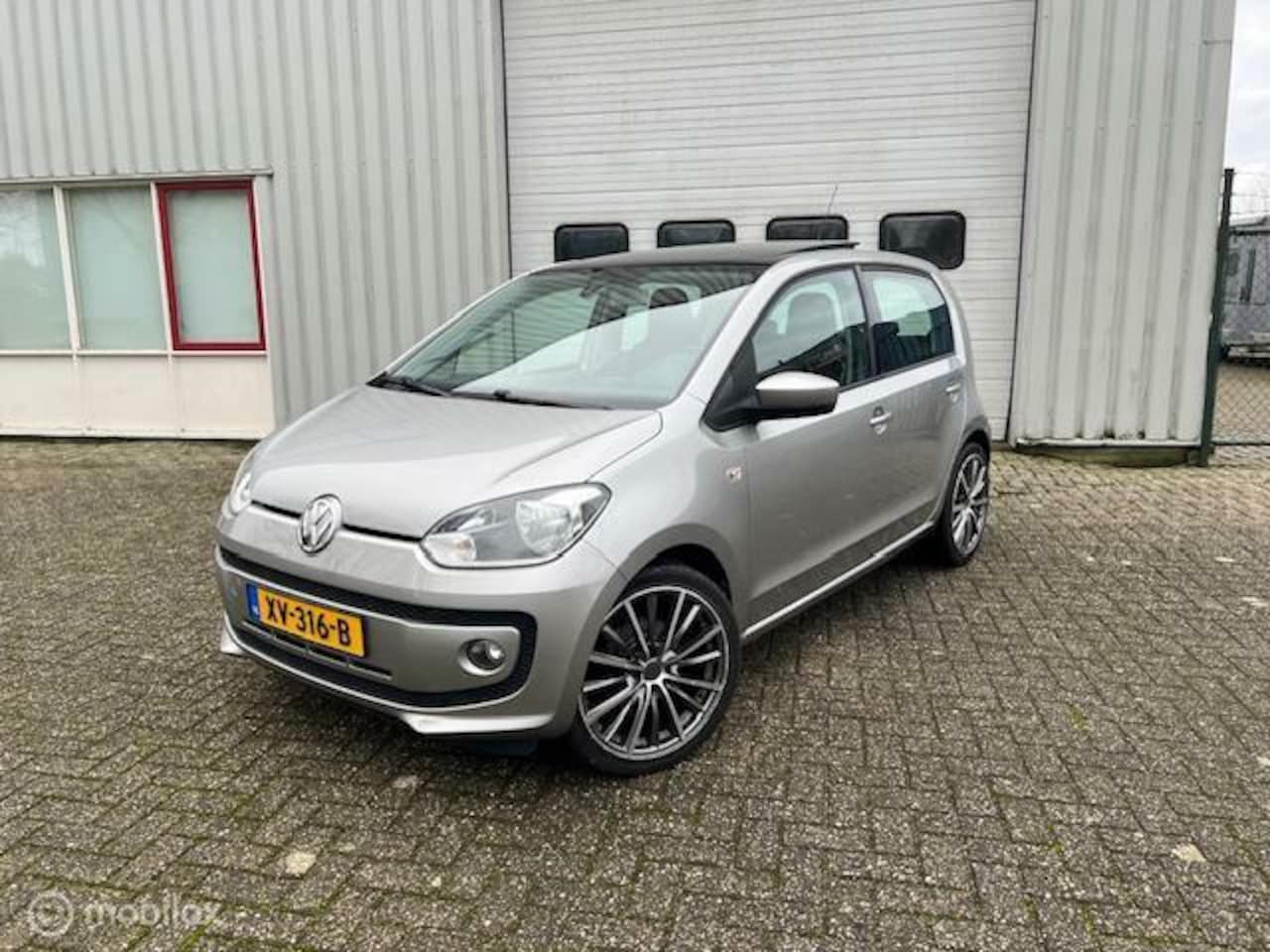 Volkswagen Up! - 1.0 high up! | Pano | Leder | Airco | - AutoWereld.nl