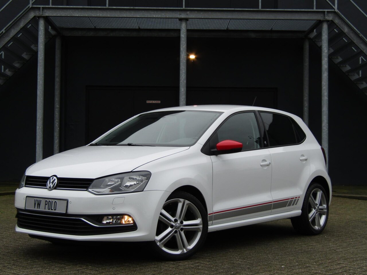 Volkswagen Polo - 1.0 75PK BEATS | * BLUETOOTH * APP CONNECT * APPLE CARPLAY * PARKEERSENSOREN * BEATS AUDIO - AutoWereld.nl