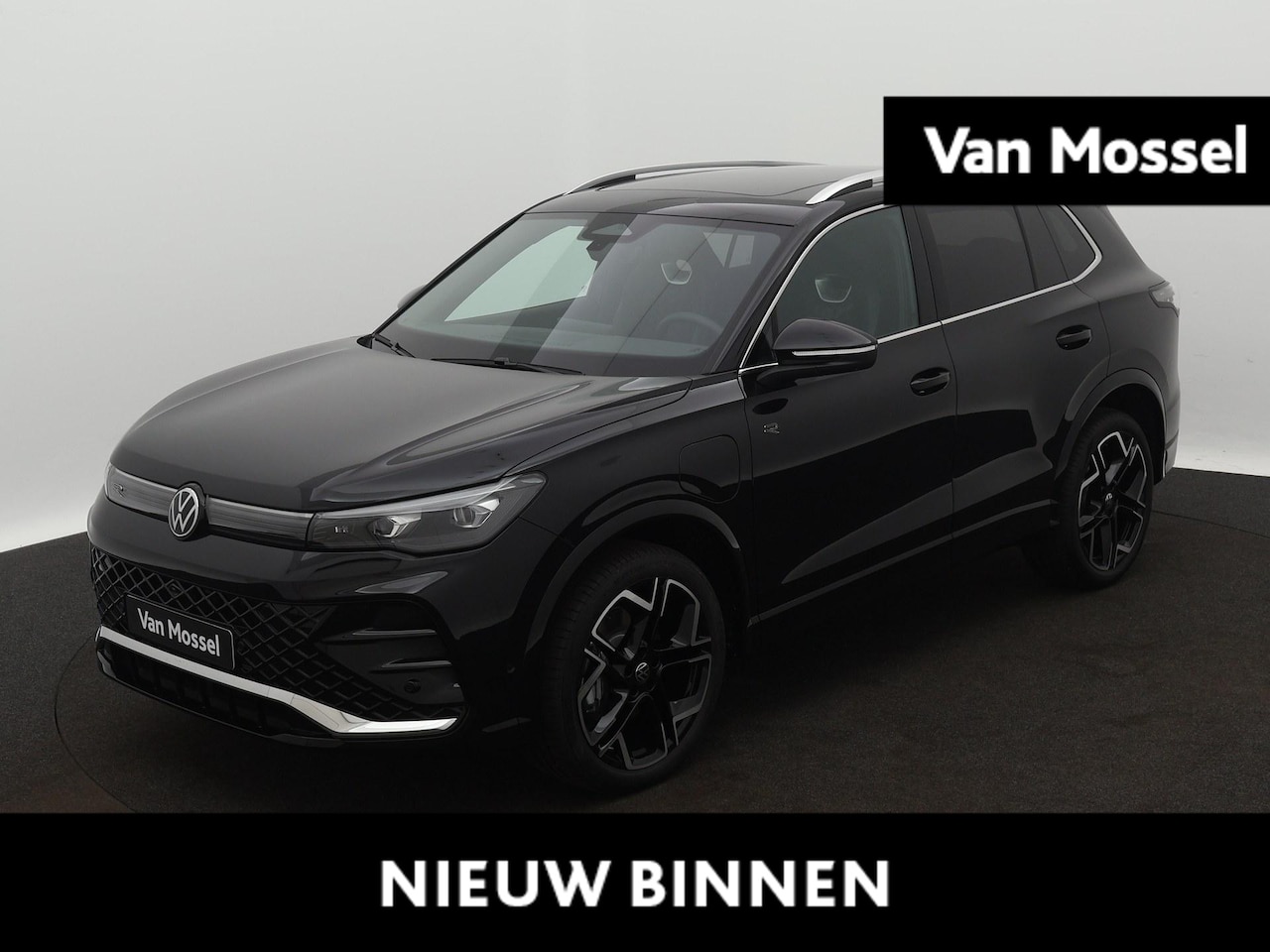 Volkswagen Tiguan - 1.5 eHybrid R-Line Edition 204 PK | IQ Lights | Panorama dak | Trekhaak | Apple Carplay | - AutoWereld.nl