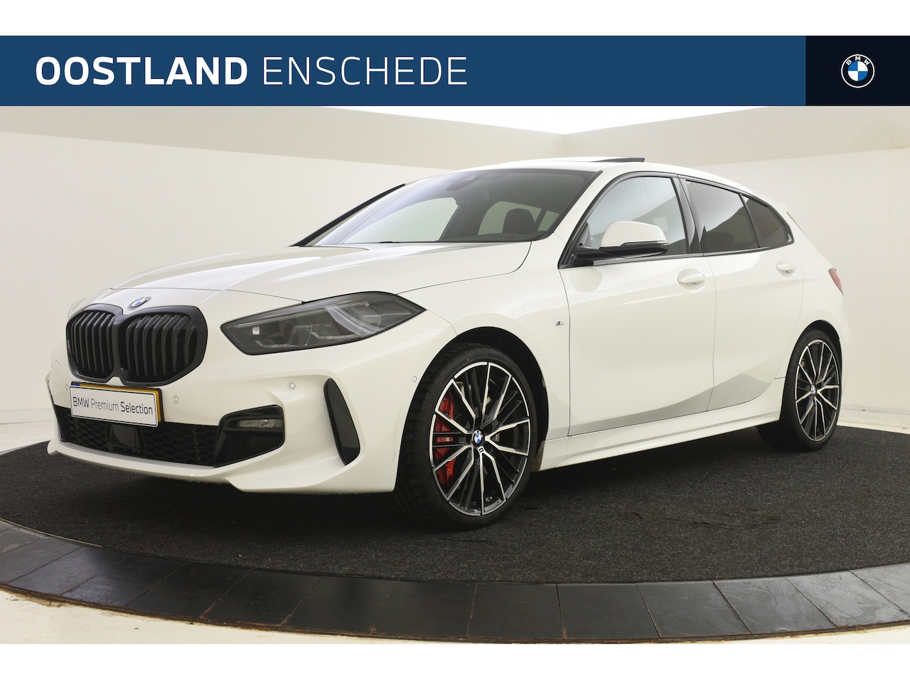 BMW 1-serie - 118i High Executive M Sport / Panoramadak / M Sportstoelen / Adaptieve LED / Parking Assis - AutoWereld.nl