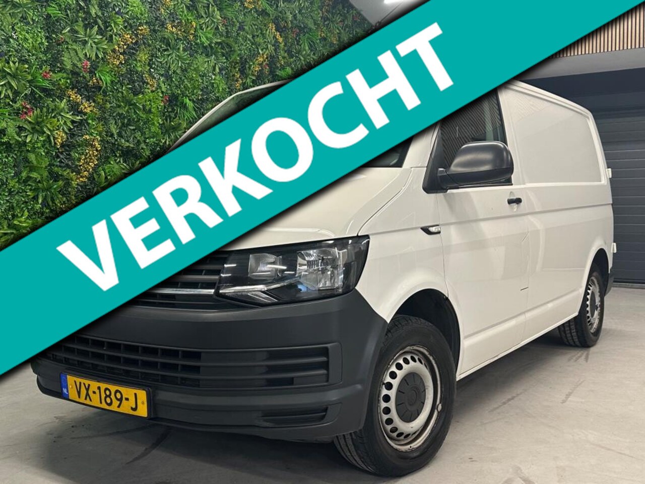 Volkswagen Transporter - 2.0 TDI L1H1 Trendline / Cruise / Trekhaak / Airco - AutoWereld.nl