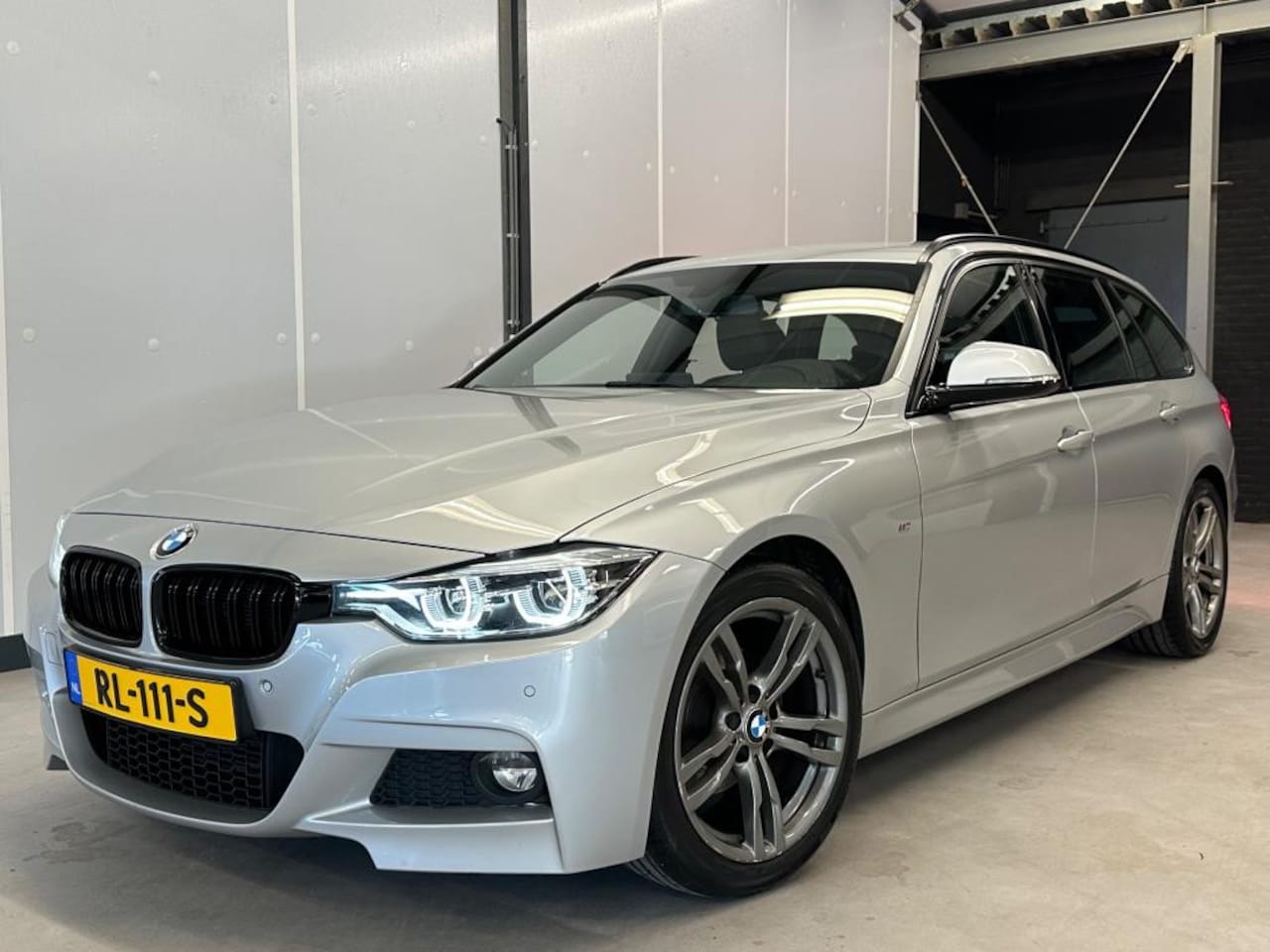 BMW 3-serie Touring - 318i M-Sport / CarPlay / Shadow Line / Cruise - AutoWereld.nl