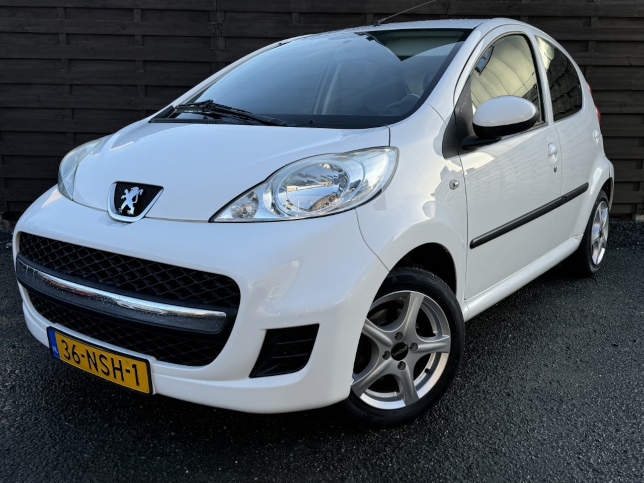 Peugeot 107 - 1.0-12V XS / Automaat / Airco / Leder / LM / NAP - AutoWereld.nl