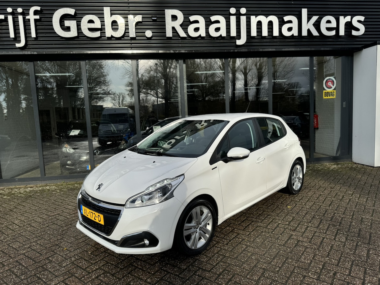 Peugeot 208 - 1.2 PureTech 110pk Automaat Signature*Navigatie* - AutoWereld.nl