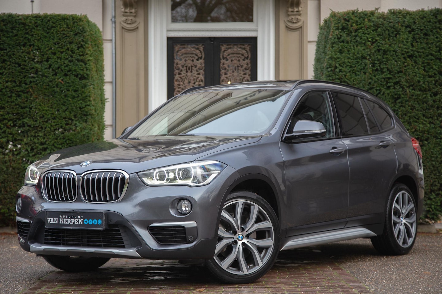 BMW X1 - xDrive20i High Executive Pano | H&K | Camera | HUD | Memorystoelen - AutoWereld.nl