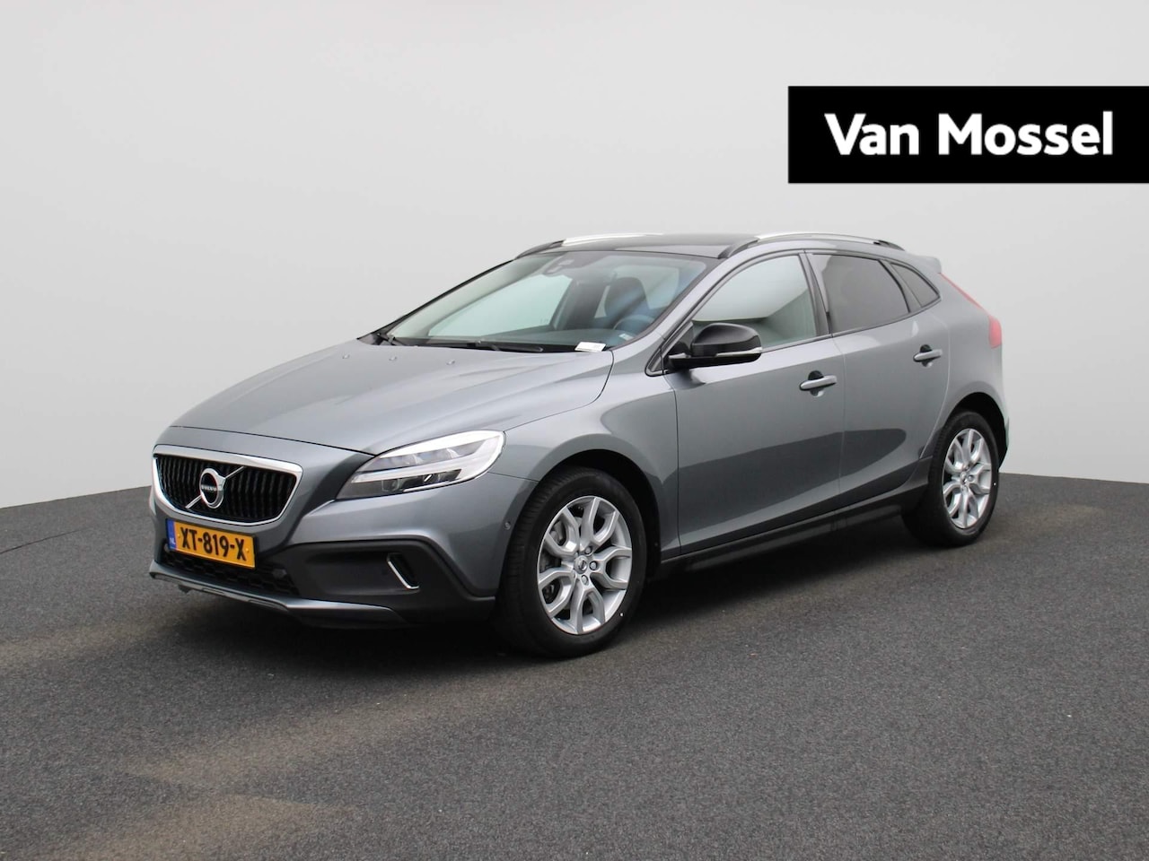 Volvo V40 Cross Country - 1.5 T3 Polar+ Luxury | PANORAMADAK | ACHTERUITRIJCAMERA | STOELVERWARMING | KEYLESS | NAVI - AutoWereld.nl