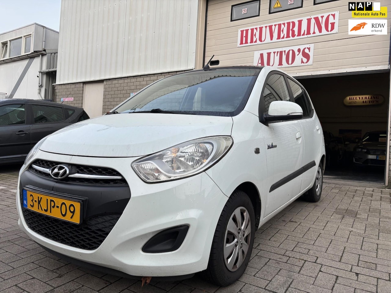 Hyundai i10 - 1.0 Black pack AIRCO APK T/M 30-8-2025 - AutoWereld.nl