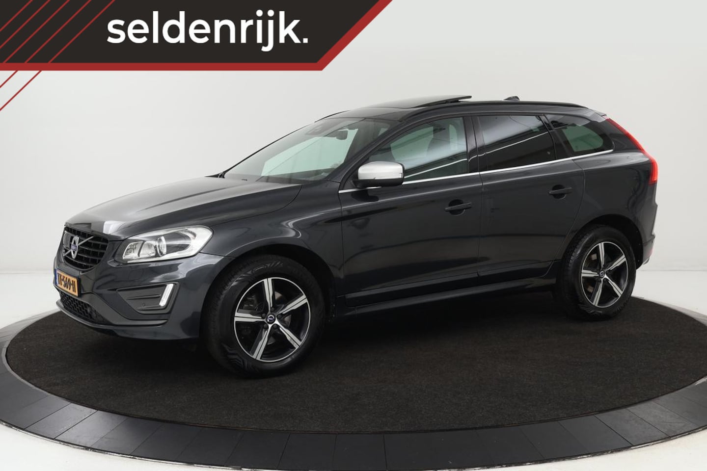 Volvo XC60 - 2.0 D4 R-Design | Panoramadak | Adaptive cruise | Camera | Trekhaak | Stoel & stuurverwarm - AutoWereld.nl