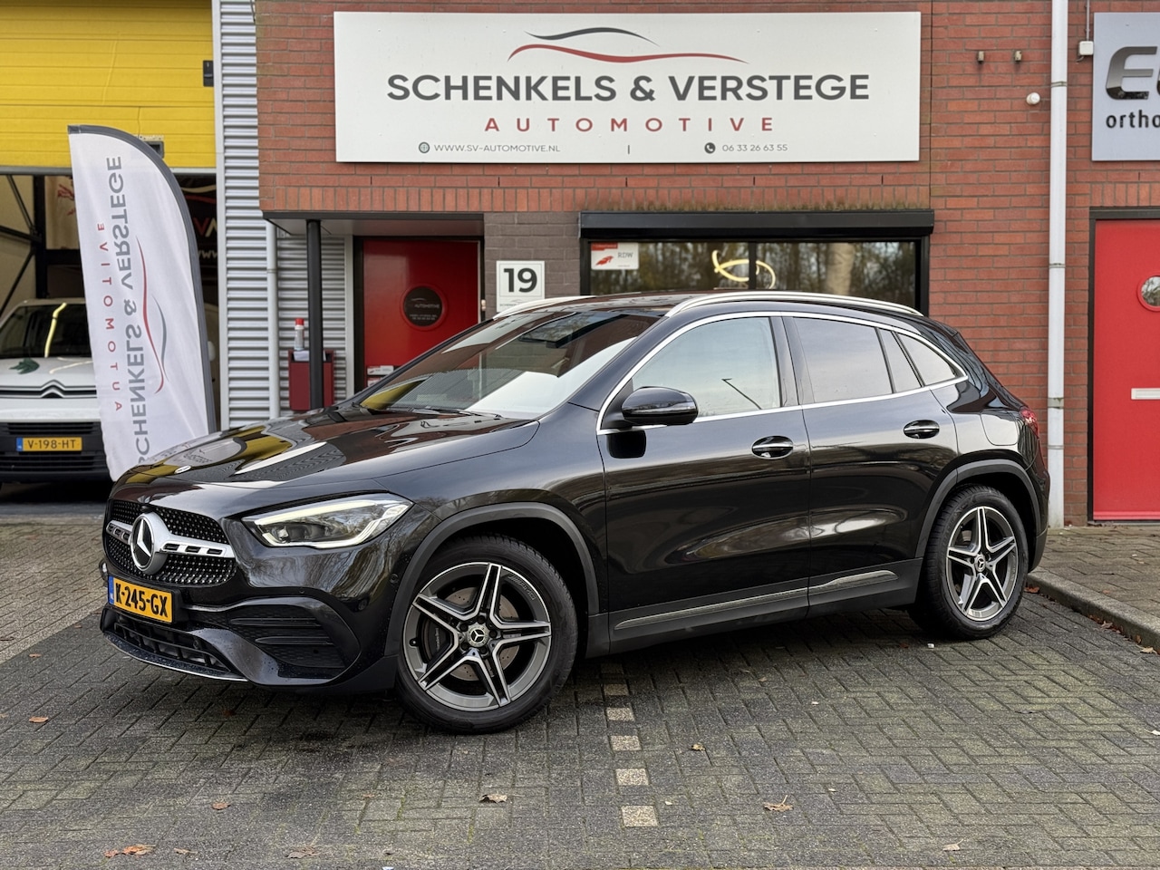 Mercedes-Benz GLA-Klasse - 200 d Business Solution AMG / Panoramadak / Sfeerverlichting / Trekhaak / - AutoWereld.nl