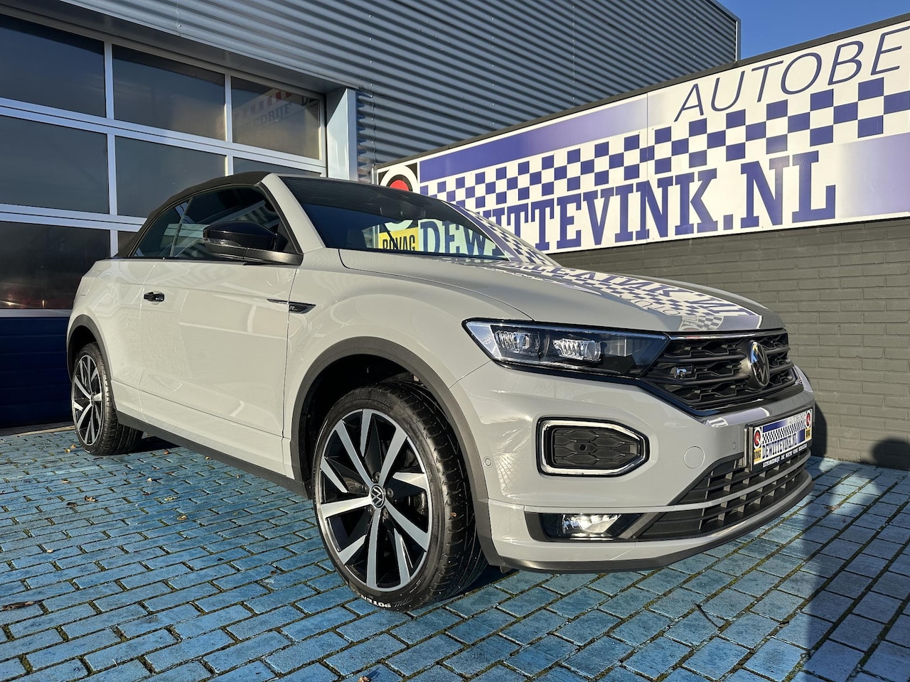 Volkswagen T-Roc Cabrio - 1.5 R-Line ADAP CRUISE LEER TREKH P-CAM APPLE - AutoWereld.nl