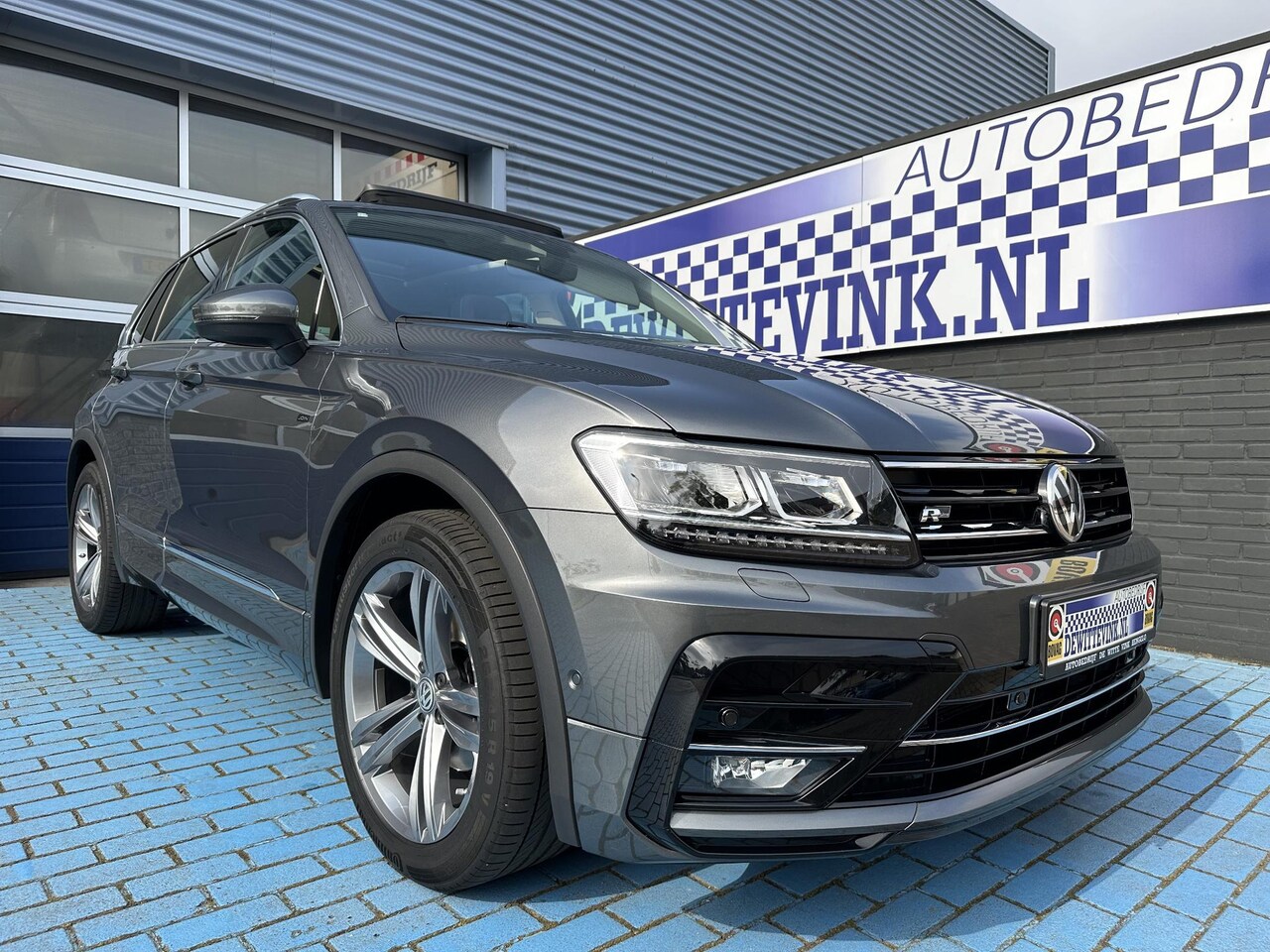 Volkswagen Tiguan - 1.5 TSI R-Line ADAP CRUISE STOELVERW. PANO TREKH. - AutoWereld.nl