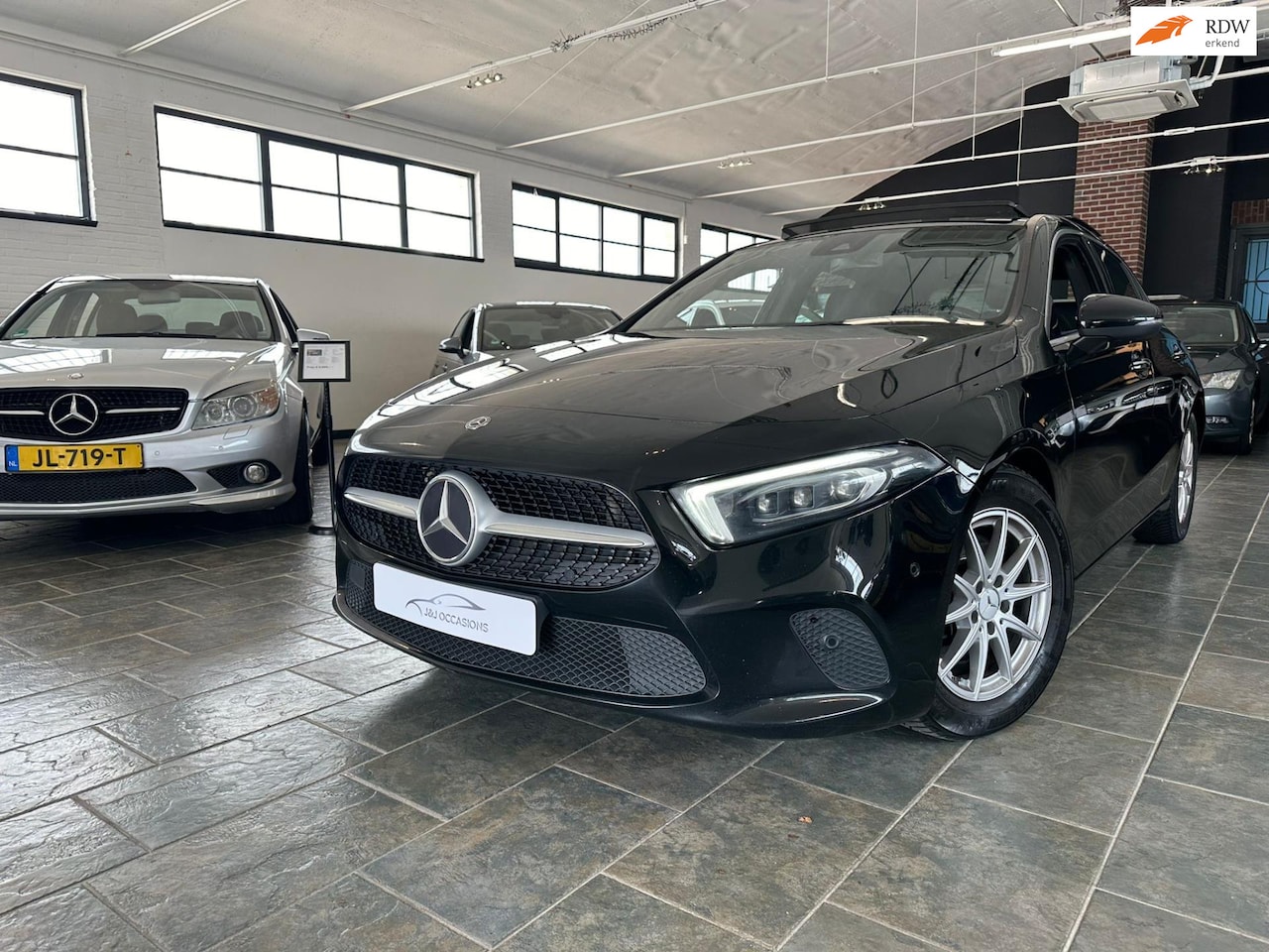 Mercedes-Benz A-klasse - A200| Burmester | trekhaak | Elekt stoelen | camera |Pano | - AutoWereld.nl