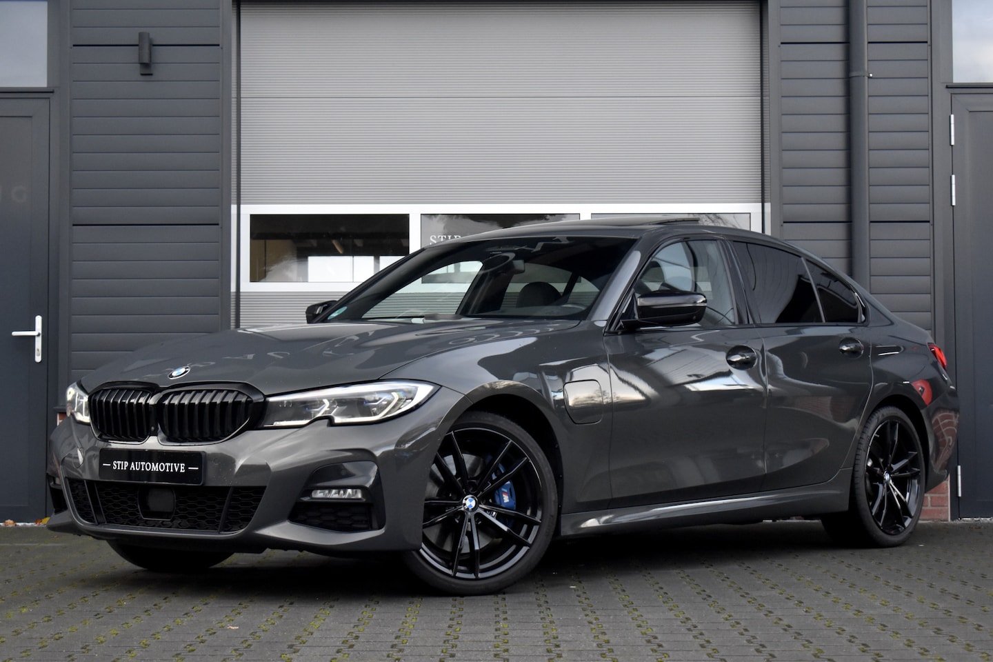 BMW 3-serie - 330e M Sport Individual | Schuif/kanteldak | - AutoWereld.nl