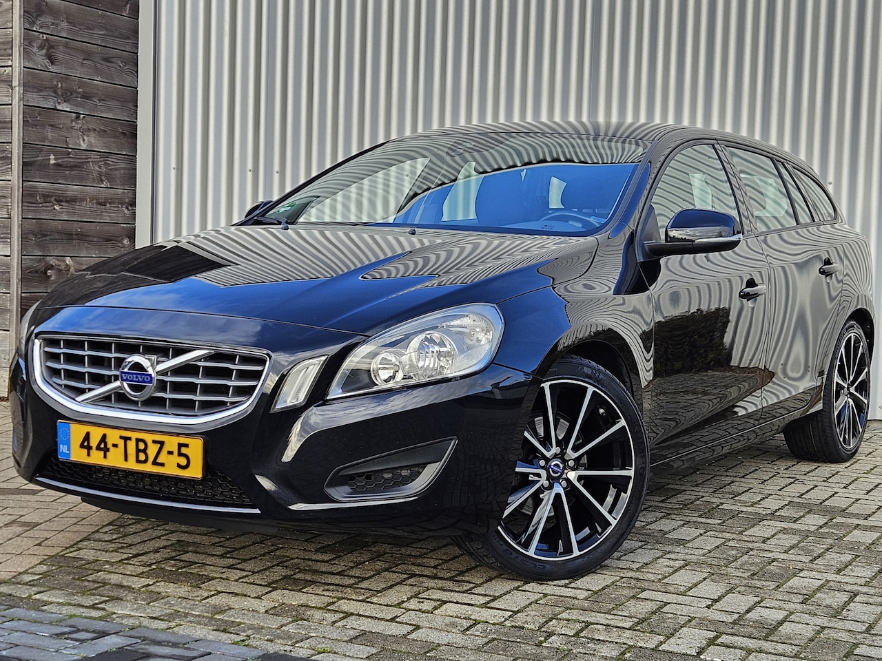 Volvo V60 - 1.6 T3 /Dealer Onderhouden/PDC/Trekhaak/Navi! - AutoWereld.nl