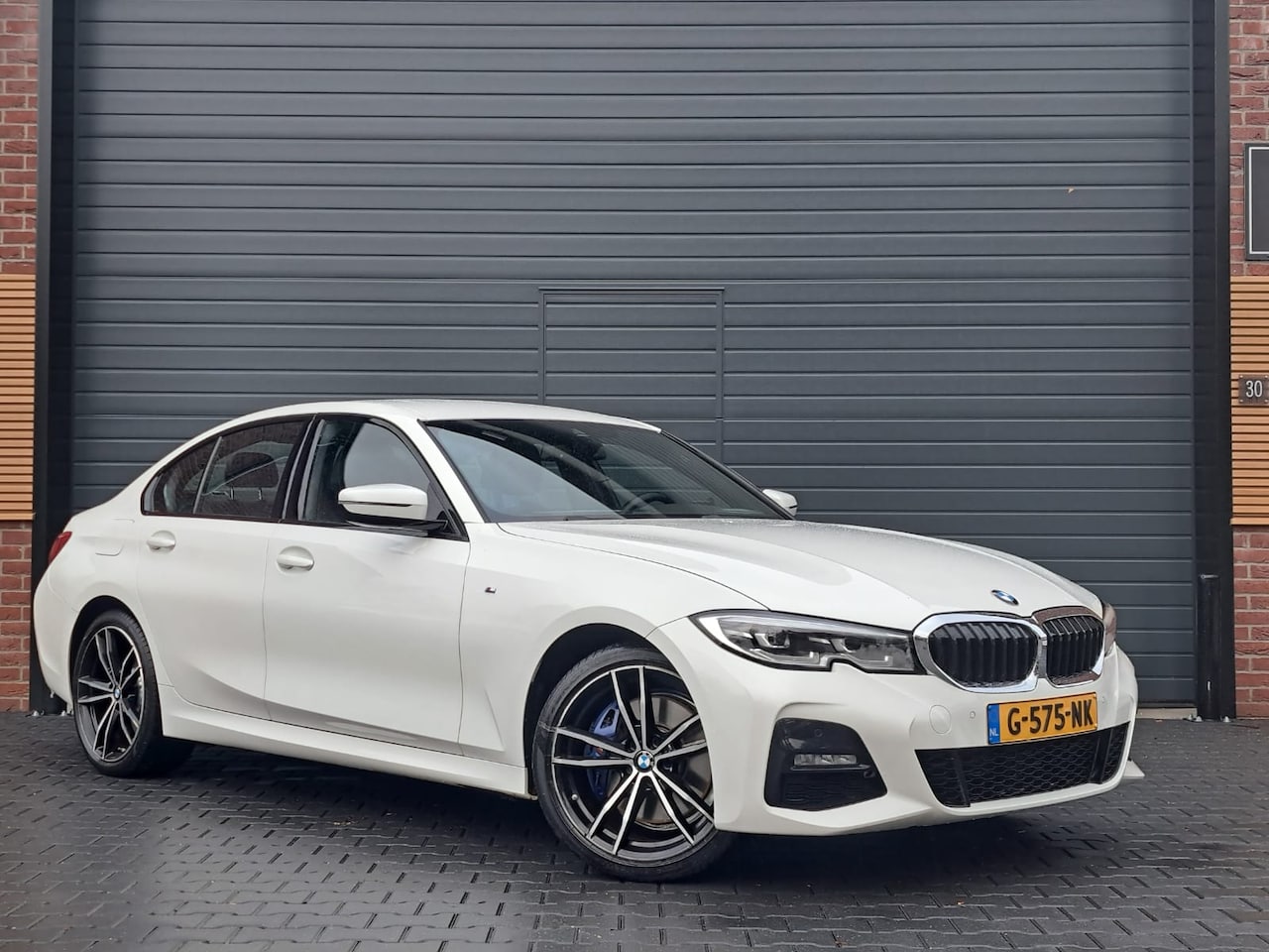 BMW 3-serie - 330e eDrive Edition M-Sport Dealer onderhouden Nederlandse auto 19 inch wielen Stoelverwar - AutoWereld.nl